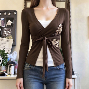 Camiseta de manga larga con estampado floral y cuello en V para mujer, estilo bohemio retro, con cordones en la cintura, elegante, ajustada y versátil para otoño e invierno. - Product Image 4