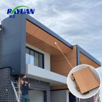 Revêtement de façade en aluminium imitation bois pour extérieur, placage métallique finition bois pour la décoration de plafond en surplomb de villa moderne