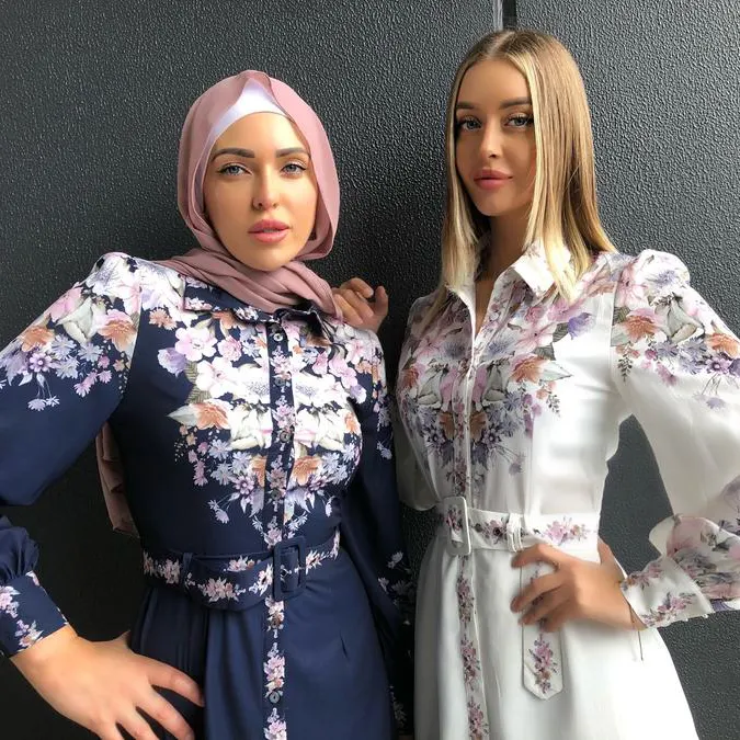 ชุดอิสลามตุรกีสีน้ำเงินเข้มและสีขาวพิมพ์ดอกไม้ V คอ Cardigan Buttoned กระโปรงยาวกับเข็มขัด Abaya มุสลิมชุด