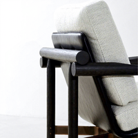 Fauteuil d'appoint moderne avec structure en bois massif foncé, tissu en lin beige, accoudoirs larges, style Mid-Century, pour hôtel, intérieur, mobilier de loisirs