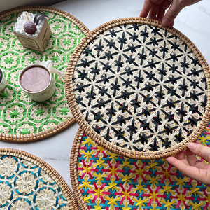 Handgewebte Bunte Rattan-Bambus-Untersetzer Hitzebeständige Getränkeuntersetzer Geflochtene Tischmatten für Kaffeetassen Heim-Küchen-Esszimmer-Deko - Product Image 3