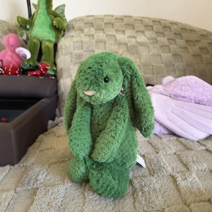 Jellcatt UK Conejo de Peluche Verde <span class=keywords><strong>Oscuro</strong></span> con Orejas Caídas, Animal de Peluche Suave Verde <span class=keywords><strong>Bosque</strong></span>, Regalo a Juego con Trébol de la Suerte - Product Image 1