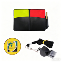 Ensemble d'accessoires pour arbitre de football : sifflet, cartes rouges et jaunes, dispositif de tirage de la loterie, drapeaux de bordure, manomètre.