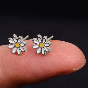 Orecchini a lobo a forma di margherita per donna, stile girasole, graziosi gioielli alla moda per la cartilagine - Product Image 2