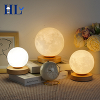 Lampe de Table LED Rotative à Base en Bois, Effet Lune, Trois Couleurs, Décoration pour Chambre d'Enfant, Chambre d'Adolescent, Dortoir - Prix de Gros