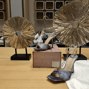 Zapatos de Tacón Alto Jimmy de Alta Calidad con Incrustaciones de Diamantes, Correa de Cadena, Ajuste Delgado, Modernos y Elegantes, Nuevo Éxito de Ventas - Product Image 2