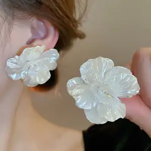 Pendientes de tuerca tejidos con flor de concha acrílica de perla dulce coreana para mujer temperamento Simple Boho blanco pendiente de verano joyería