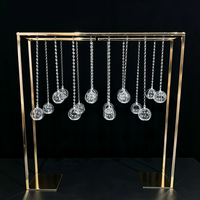 Support de décoration de table de mariage suspendu en métal, cadre de centre de table en métal doré avec boules de cristal suspendues pour fête de mariage