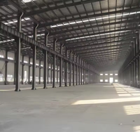Bâtiment d'entrepôt préfabriqué en structure acier moderne et industrielle sur mesure pour le stockage, la fabrication et le transit dans le commerce électronique