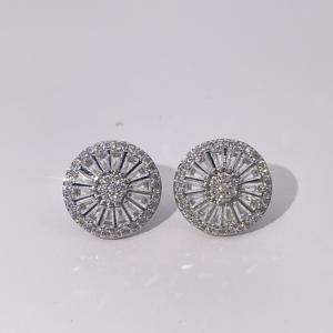 ต่างหูแบบติดหูทรงสี่เหลี่ยมคางหมูประดับเพชรคิวบิกเซอร์โคเนียสีขาว ชุบทองเหลือง สำหรับผู้หญิง จาก Tianyu Gems ดีไซน์คลาสสิก ทันสมัย หรูหรา - Product Image 2