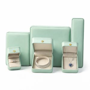 กล่องใส่เครื่องประดับสุดหรูหุ้มหนังเทียมแบบมีบานพับ กล่องของขวัญเครื่องประดับพร้อมผ้าไมโครไฟเบอร์ด้านใน รับพิมพ์โลโก้ตามสั่ง บริการ OEM - Product Image 5