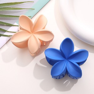Pince à cheveux en silicone style européen et américain, motif Plumeria, faite à la main – Accessoire polyvalent et coloré pour chignon et <span class=keywords><strong>queue</strong></span> <span class=keywords><strong>de</strong></span> <span class=keywords><strong>cheval</strong></span> pour femme - Product Image 3