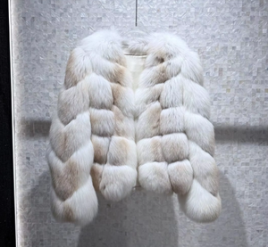 <span class=keywords><strong>Cappotto</strong></span> in Vera Pelliccia di Volpe Bianca per Donna, Giacca Corta Soffice con Pannelli Orizzontali e Sfumature di Colore <span class=keywords><strong>Beige</strong></span>, Capospalla Invernale - Product Image 1