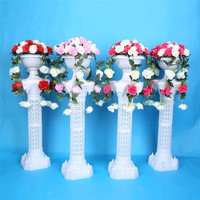 Witte grotere betonnen holle Romeinse zuilvormige plastic bloemstandaards voor bruiloftdecoratie evenementen looppad bloempilaar