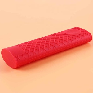 Manchon de protection <span class=keywords><strong>pour</strong></span> <span class=keywords><strong>casserole</strong></span>, housse antidérapante, accessoires de cuisine, outils de cuisine uniques, <span class=keywords><strong>poignée</strong></span> de <span class=keywords><strong>casserole</strong></span> <span class=keywords><strong>en</strong></span> <span class=keywords><strong>silicone</strong></span> - Product Image 4