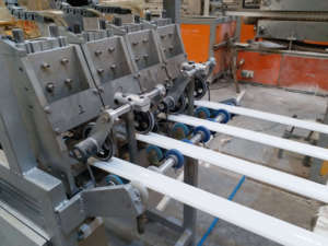 Gaine de protection de câbles en PVC massif, résistante aux UV et ignifuge, pour plancher et coffre - Product Image 5