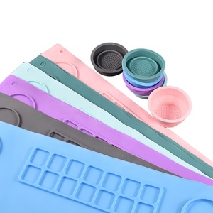 CARATTEノンスティックレジンクラフトアートマット、12色ディバイダー付き防水シリコンペインティングマット、子供用カップ付き - Product Image 1