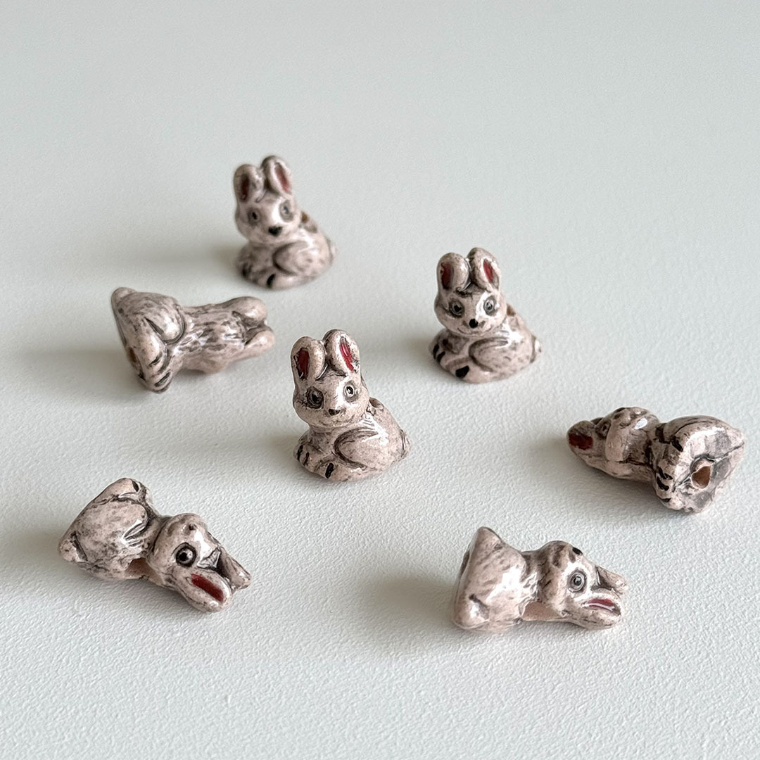 Conejo sentado gris (16*12mm)