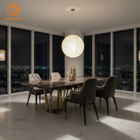 Table à manger moderne de luxe en marbre foncé avec pieds géométriques en métal doré, cadre noir, mobilier haut de gamme pour la décoration de salle à manger de villa
