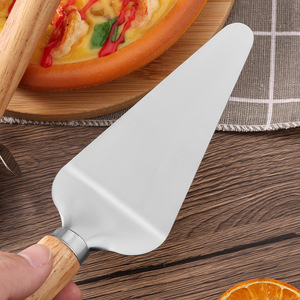 Spatule à <span class=keywords><strong>pizza</strong></span> en acier inoxydable et coupe-<span class=keywords><strong>pizza</strong></span> triangulaire à roulettes avec manche en bois - Product Image 3