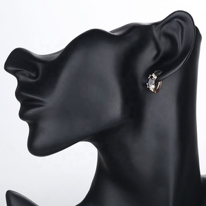 Pendientes de Aro con Circonita Cúbica Negra Chapados en Oro para Mujer, Pendientes Pequeños con Incrustaciones de Cristal Ovalado - Product Image 6