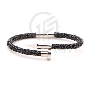 مجوهرات فاخرة جلد ستينغراي مع سوار مسمار من الفولاذ المقاوم للصدأ مطلي بالذهب للرجال - Product Image 4