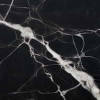 Dalle en pierre frittée 3200x1800x12mm noire polie avec veines diagonales blanches prononcées pour hall d'hôtel de luxe et mur d'accentuation de villa