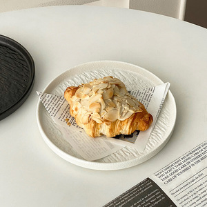 Plato de cerámica con diseño de roca: un plato sofisticado y lujoso para uso doméstico, ideal para pasta, cocina occidental, pasteles y más. - Product Image 4