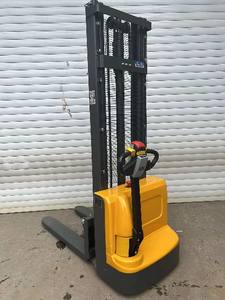 गोदाम में 0.5टन 1 टन 2000 किलोग्राम चलने के प्रकार 1600 मीटर लिफ्ट ऊंचाई वाले इलेक्ट्रिक पैलेट स्टेकर - Product Image 2