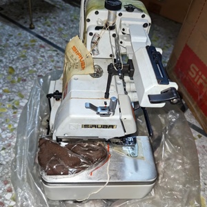 Machine à coudre industrielle à moteur à dix vitesses JUKIS 747F d'occasion avec 4500 points/min et une épaisseur de 11 mm pour l'industrie textile et du vêtement - Product Image 2