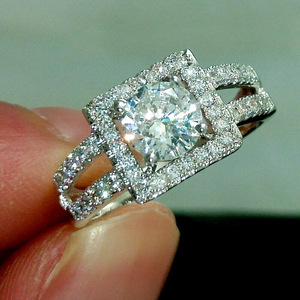 Anello di fidanzamento da donna F864 in oro bianco con diamante taglio brillante rotondo naturale colore D e design a halo - Product Image 1