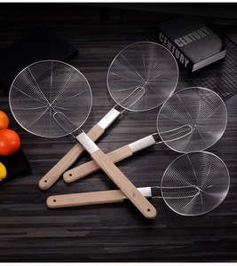 Cuillère écumoire en acier inoxydable avec manche en bois pour la cuisson, la friture et la préparation des plats chauds – Ustensile de cuisine professionnel - Product Image 2