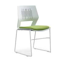 Les fabricants fournissent des chaises de formation de bureau empilables, simples et durables, au design breveté.