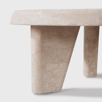 Table basse moderne en marbre travertin, design trépied en pierre naturelle, surface polie pour salon