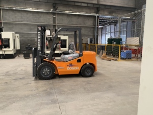 מלגזות דיזל למחסנים 4X4 הטובות ביותר למכירה, 2 טון, 3 טון, 3.5 טון, תקן CE, EPA, EURO5, מלגזות דיזל שחורות, מלגזות דיזל הידראוליות לחקלאות - Product Image 4