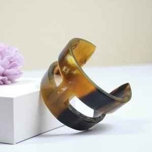 Brazaletes de cuerno de búfalo tallados a mano, artesanía natural, joyería étnica para mujer, accesorios artesanales, estilo tradicional elegante y para uso diario. - Product Image 4