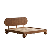 Lit en bois de frêne naturel style Mid-Century avec tête de lit cintrée, pieds sculptés en grille, style rétro moderne, mobilier de chambre en gros, tailles Queen et King