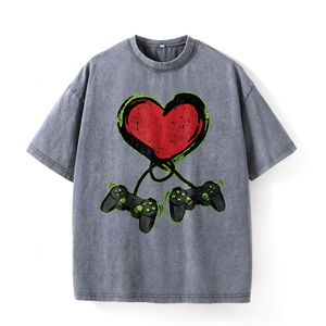 T-shirt surdimensionné vert olive avec imprimé cœur et manettes de jeu, vêtement décontracté pour les joueurs et les passionnés de jeux - Product Image 3