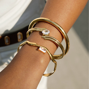 Brazalete abierto chapado en oro con cristales engastados en forma de garra para mujer, uso diario. - Product Image 3