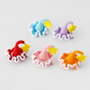 Pince à cheveux d'anniversaire en forme d'étoile à cinq branches dorée scintillante, faite main au crochet, motif elfe monstre - Product Image 5