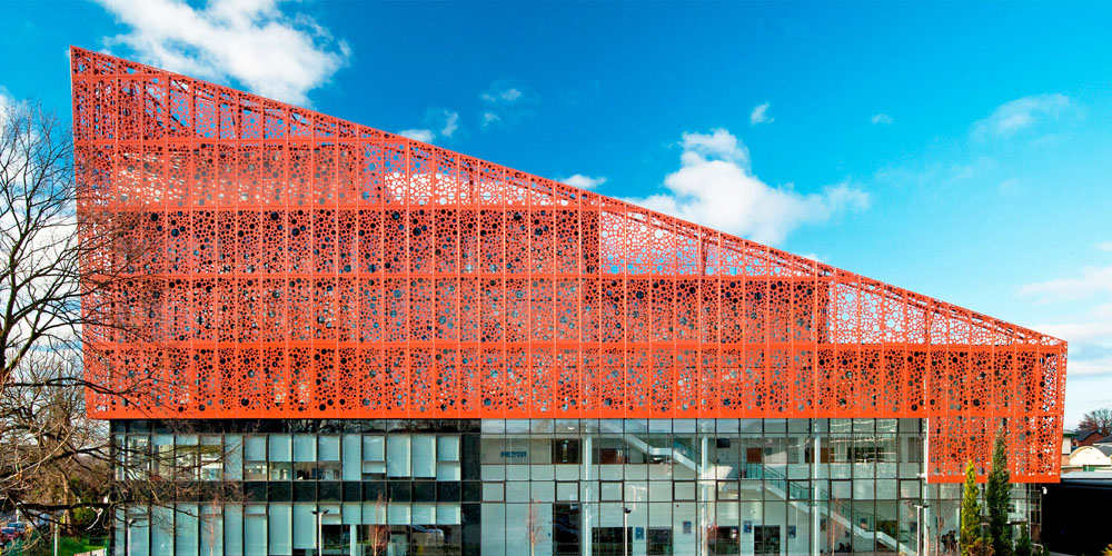 它正在逐步发展成为建筑装饰行业的强力产品,并被广泛使用内外幕墙.b.