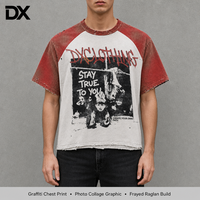 Kaos Raglan Custom Warna Merah Bata dengan Cetakan Grafiti di Dada, Grafis Kolase Vintage, dan Detail Fray, 280gsm untuk Merek, Produsen OEM ODM