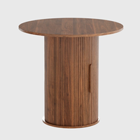 Table à manger ronde Japandi avec base cannelée et piétement de rangement, en bois de noyer, vente en gros pour importateurs, OEM ODM