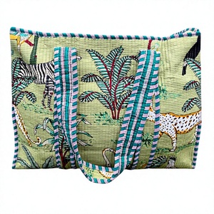 Bolso tote de algodón acolchado con estampado de animales de la selva en verde, con asas a rayas, elegante bolso de hombro acolchado para compras, viajes y uso diario. - Product Image 1