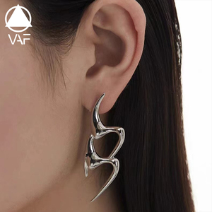 Nuovi Orecchini VAF in Acciaio Inossidabile a Forma di Scimitarra Doppia, Luna Curva Cava, Resistenti allo Sbiadimento - Product Image 1