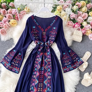 Robe longue à fleurs brodées de style indie folk pour femmes, col en V, manches longues évasées, taille haute, avec cordon de serrage, pour le printemps et l'automne - Product Image 1