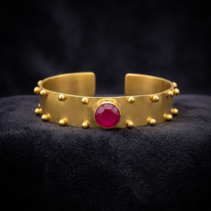 Brazalete Abierto de Latón Chapado en Oro con Granate y Bisel Geométrico para Regalo de Boda o Fiesta - Product Image 3