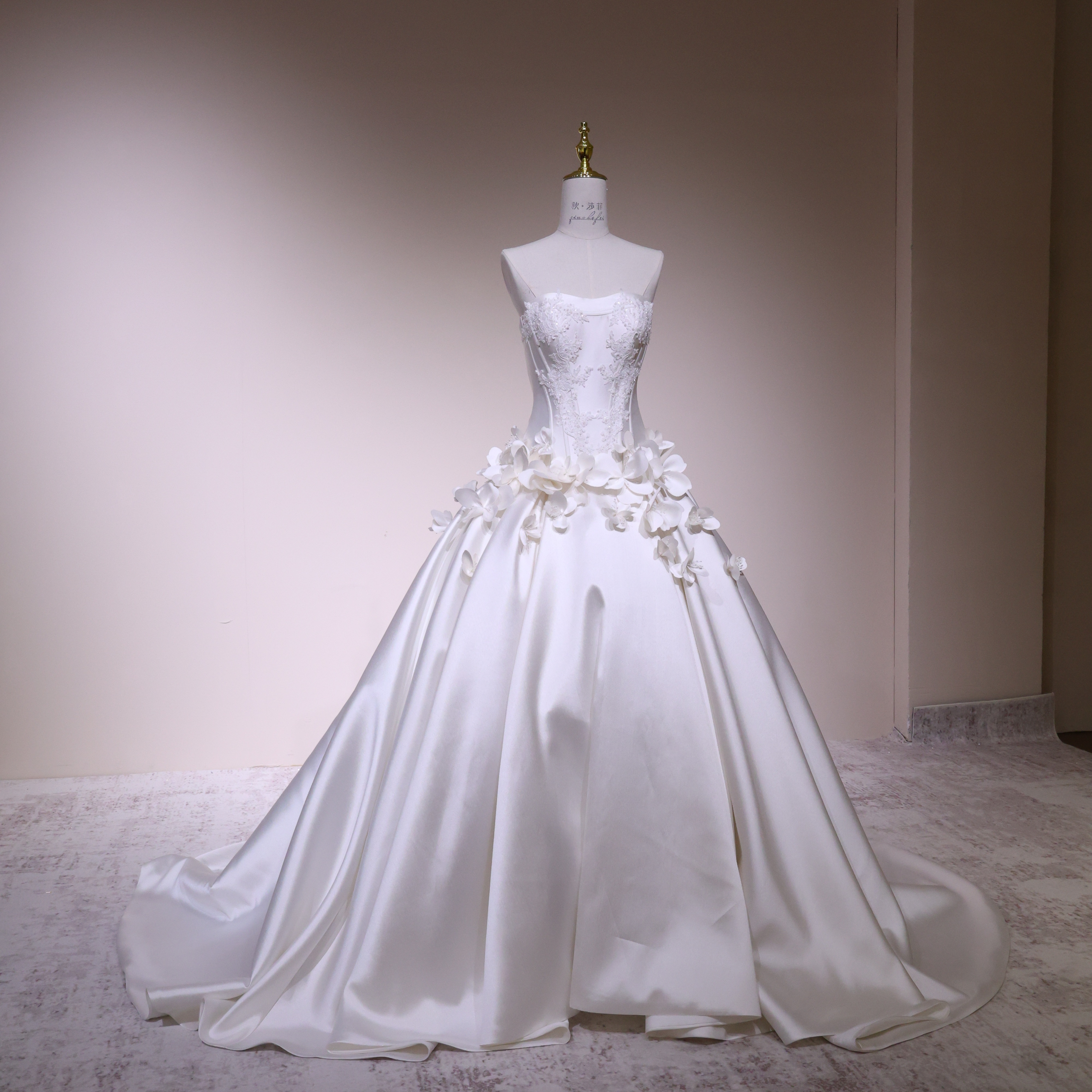 Abito lungo in chiffon con scollo rotondo, pizzo e paillettes