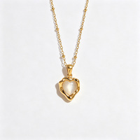 Collier élégant pour femme avec pendentif cœur irrégulier en pierre œil de chat, en acier inoxydable plaqué or, avec chaîne à perles