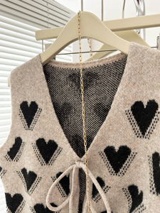 Chaleco de punto sin mangas con cuello en V y lazo frontal para mujer, estampado de corazones negros, estilo suelto, ideal para otoño e invierno, chaleco dulce y casual para capas. - Product Image 5